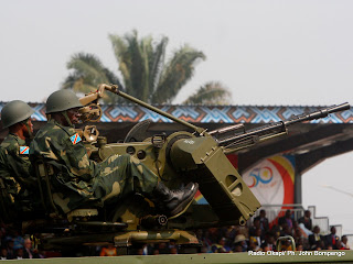 Deux militaires de Fardc avec des armes lourdes, lors du défilé du 30 juin 2010 à Kinshasa. Radio Okapi/ Ph. John Bompengo