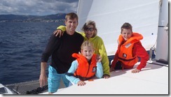 Monika mit Lorenz, Sandro und Michelle in der Bucht von Palma nach ihrer Ankunft