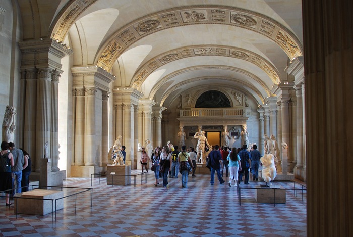 [Louvrehallway2.jpg]