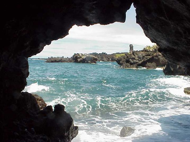 [Looking_through_the_sea_cave_entrance.jpg]