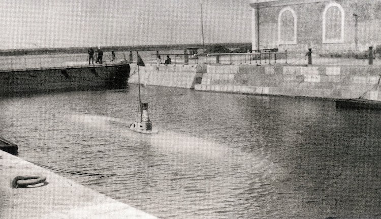 Año 1889. Primeras pruebas de inmersion. Foto y texto del libro Los Submarinos Españoles..jpg
