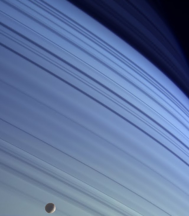Mimas_(NASA)_PIA06176.jpg