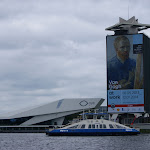 DSC01018.JPG - 3.06.2013.  Amsterdam - widok z kanału portowego; prom &quot;poprzeczny&quot; na pierwszym planie