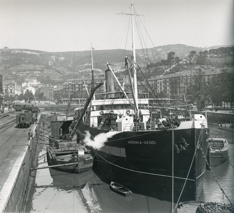 Vapor ANDRAKA-MENDI en Bilbao. Foto del libro CIENTO CINCUENTA ANIVERSARIO. 1861-2011. Puerto Autonomo de Bilbao.jpg