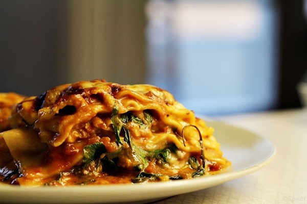 Lasagne med torsk och ruccola p&aring; tallrik