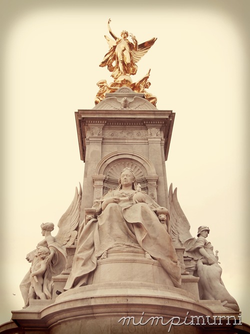 Queen Victoria monument in front of the Buckingham Palace 
