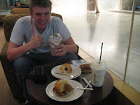 mmmhhh, mandarinen-muffin und frappucino von starbucks (in einem bank-tower)