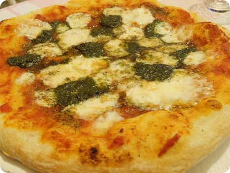 pizza fatta in casa tipo pizzeria pesto e taleggio
