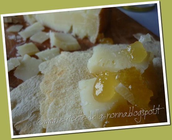 Merenda con pane carasau, pecorino stagionato e miele (5)