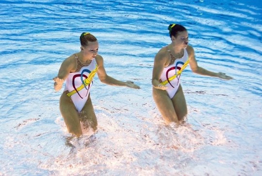 [synchronized-swimmers-underwater-10%255B2%255D.jpg]