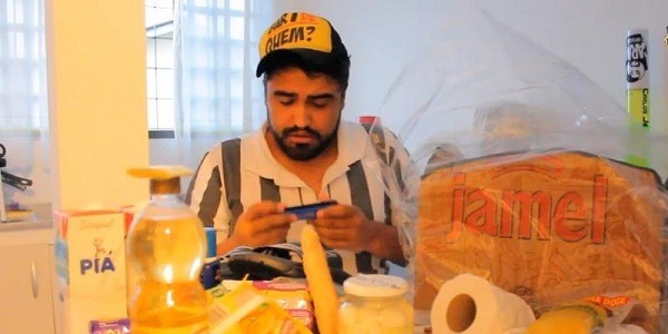 Pobre recebendo cesta básica Pobre recebendo cesta básica