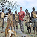 Gruppenbild mit Hadzabe und Marco Penzel © Outback Africa Erlebnisreisen