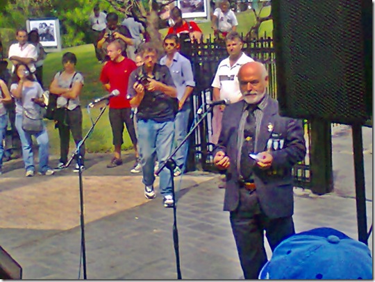 1982-2 de abril-2012- Mayor Vizoso Posse- Discurso frente al Cenotafio