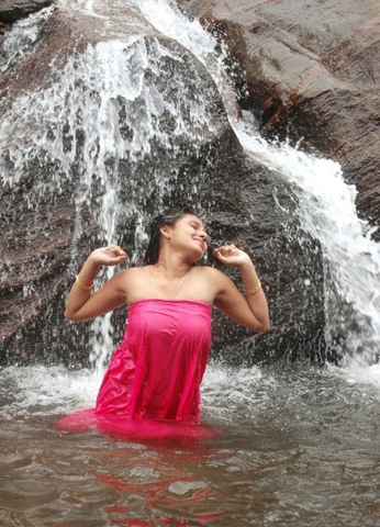 [monica%2520%2520bath%2520scene%255B2%255D.jpg]