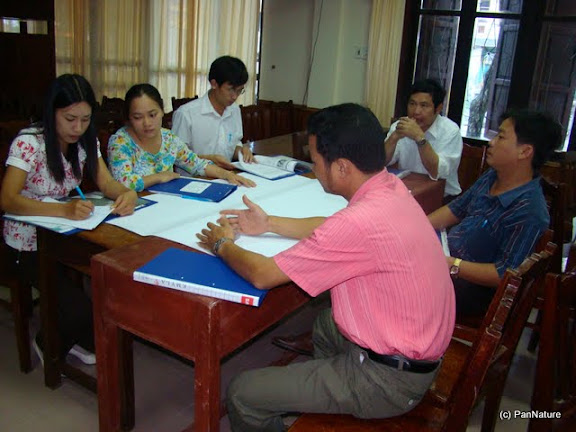 Teachers in a group work session to discuss contents and techniques for integrating conservation messages into their teaching subjects.