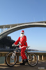 De kerstman brengt in Porto cadeautjes met de fiets