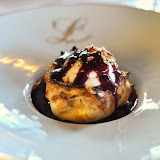 Île flottante, mousse au chocolat blanc, coulis de mûre. Un beau dessert, léger et toujours très bien exécuté, manquant peut-être du petit truc qui le rendrait excellent.