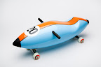 Torpedo limited edition - Designblok 09
Design: Anna a Jerry Kozovi
Produkce: SYMBIO Design
Foto: Tomáš Souček
1970 Steve McQueen – Gulf Porsche 917 Le Mans
Snil o tom filmu šest let. V roce 1968 přijel na závod Le Mans, aby viděl a učil se.
Deset dní před startem si však zlomil nohu v cyklistickém závodě a tak nikdo nedoufal, že s nohou v sádře pojede dvanáctihodinovku. Ale nechal si zhotovit speciální botu, pomohli mu do vozu a vyjel. Po dvanácti hodinách napětí skončila posádka McQueen – Revson druhá, jen 26 sekund za Ferrarim vítězného Andrettiho