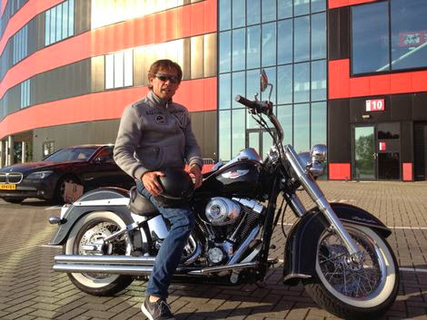 Alex+Pastoor+en+zijn+Harley+Davidson+voor+het+stadion+van+AZ..jpeg Alex+Pastoor+en+zijn+Harley+Davidson+voor+het+stadion+van+AZ