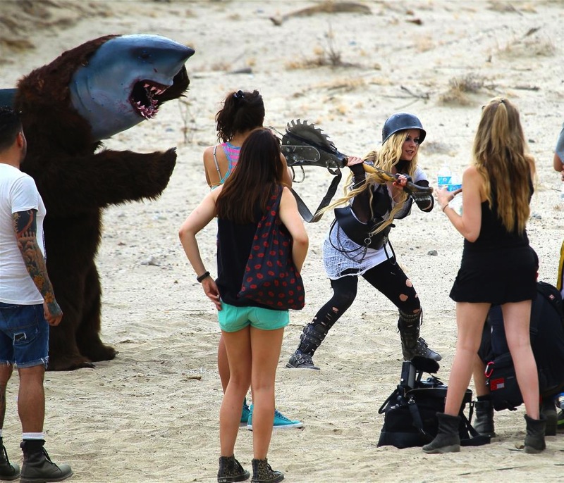 Rock N Roll Behind The Scenes avril lavigne 35207514 959 823