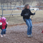 Spielplatz- Simona & Mama schaukeln.JPG