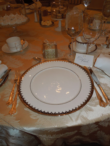 Vane, of the blog Brooklyn Bride, dined on the Handkerchief Lace design.