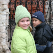 ПОлина и Денисик. у входа во храм. Дети из детского дома..jpg