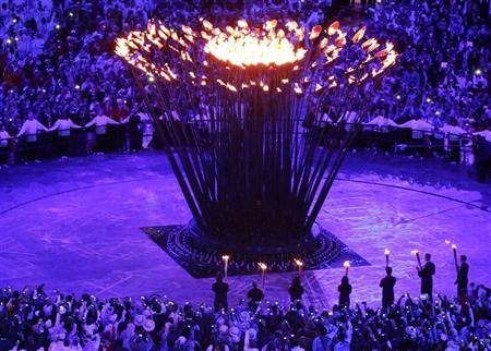 [Sete%2520jovens%2520atletas%2520acendem%2520pira%2520ol%25C3%25ADmpica%2520de%2520Londres%255B2%255D.jpg]