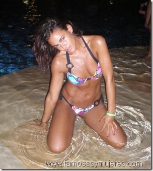 chicas en la piscina