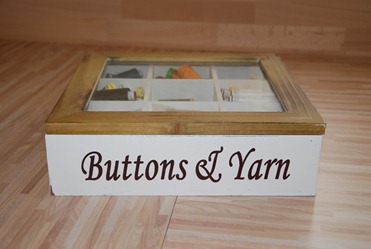 Buttons and yarn außen