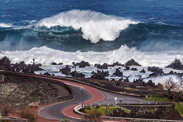 Swell: huge surf hits the Azores Islands, caused by Winter Storm Hercules, 6 January 2014. Photo: António Araújo