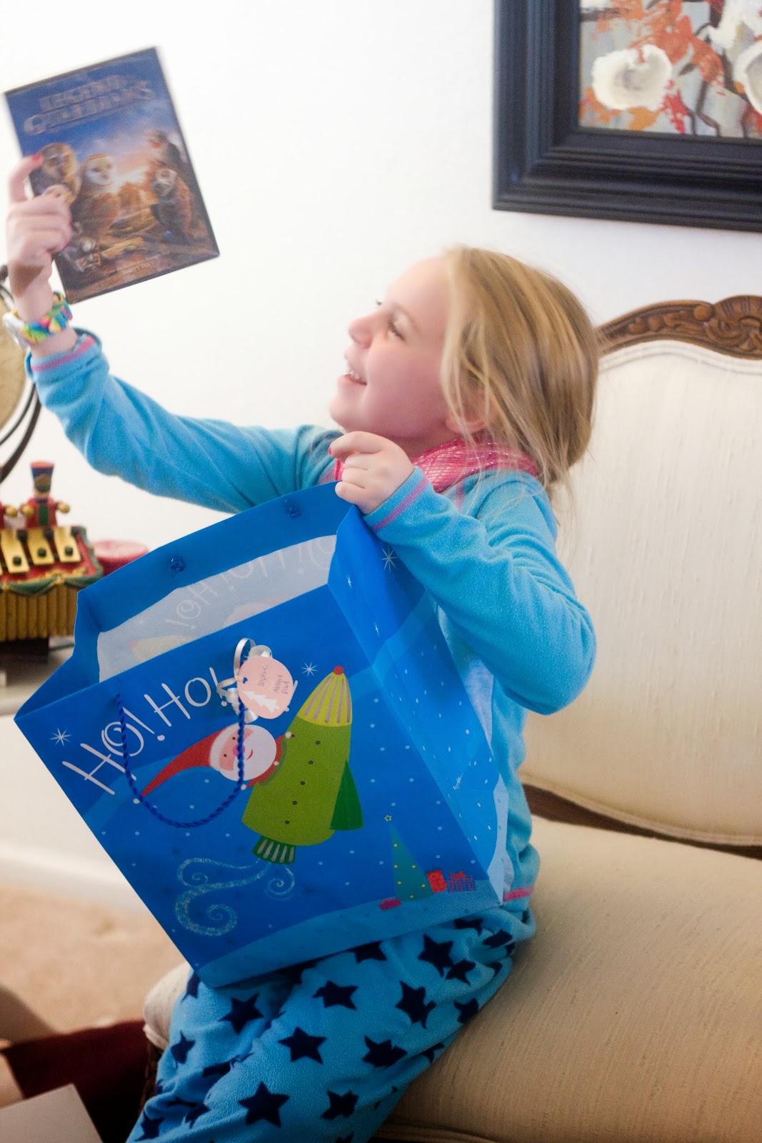 [12%252025%252013_Sophie%2520presents%25209%255B3%255D.jpg]