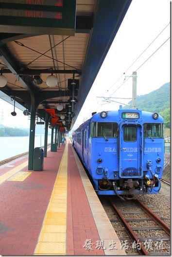 這就是我們這次搭過來豪斯登堡的火車，月台小小的，而且飄盪著豪斯登堡的旗幟。