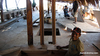 Terminando de poner láminas en la cubierta.