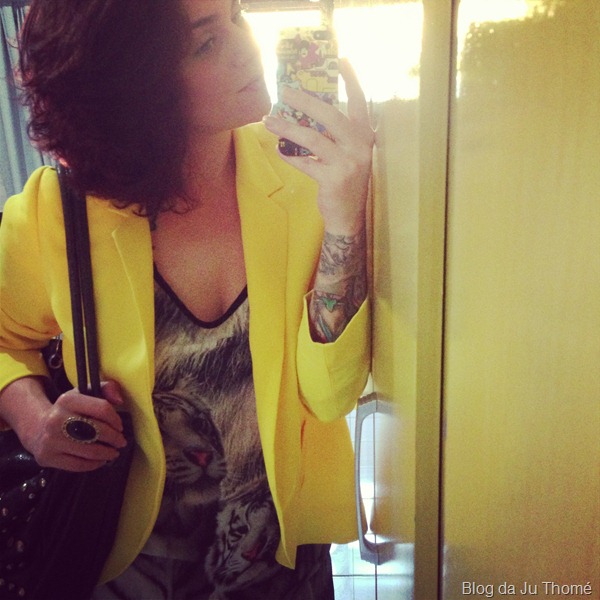 look blazer amarelo, blusa estampada e jeans preto (1)