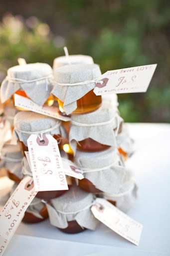 Because the honey jar lids are gold instead of silver, like the jam jar lids, I need to camouflage them. Covering the tops with fabric and tying them with custom hang tags is the way to go! (photo courtesy of stylemepretty.com)