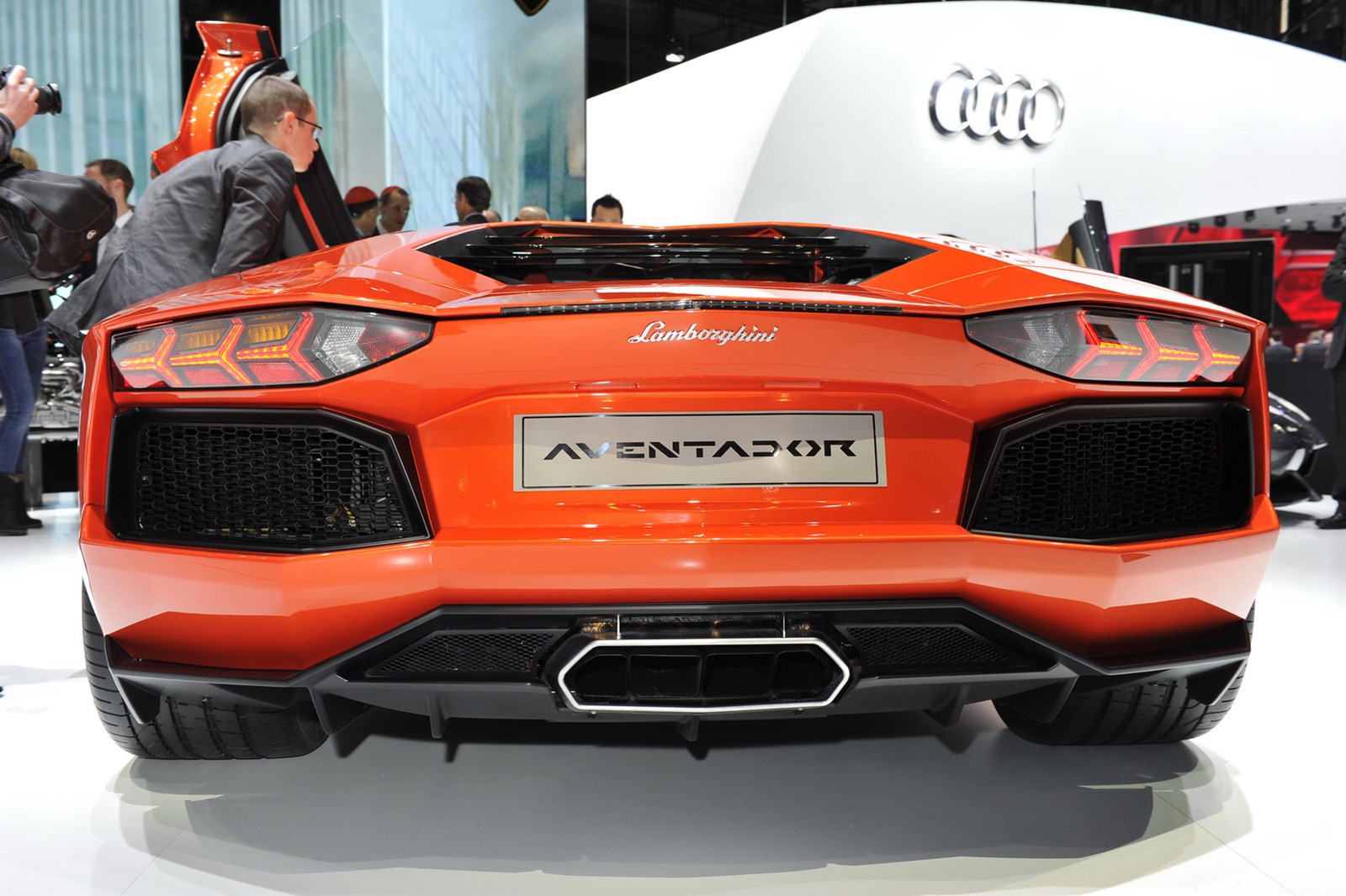 [Lamborghini-Aventador-LP700-4-10%255B2%255D.jpg]