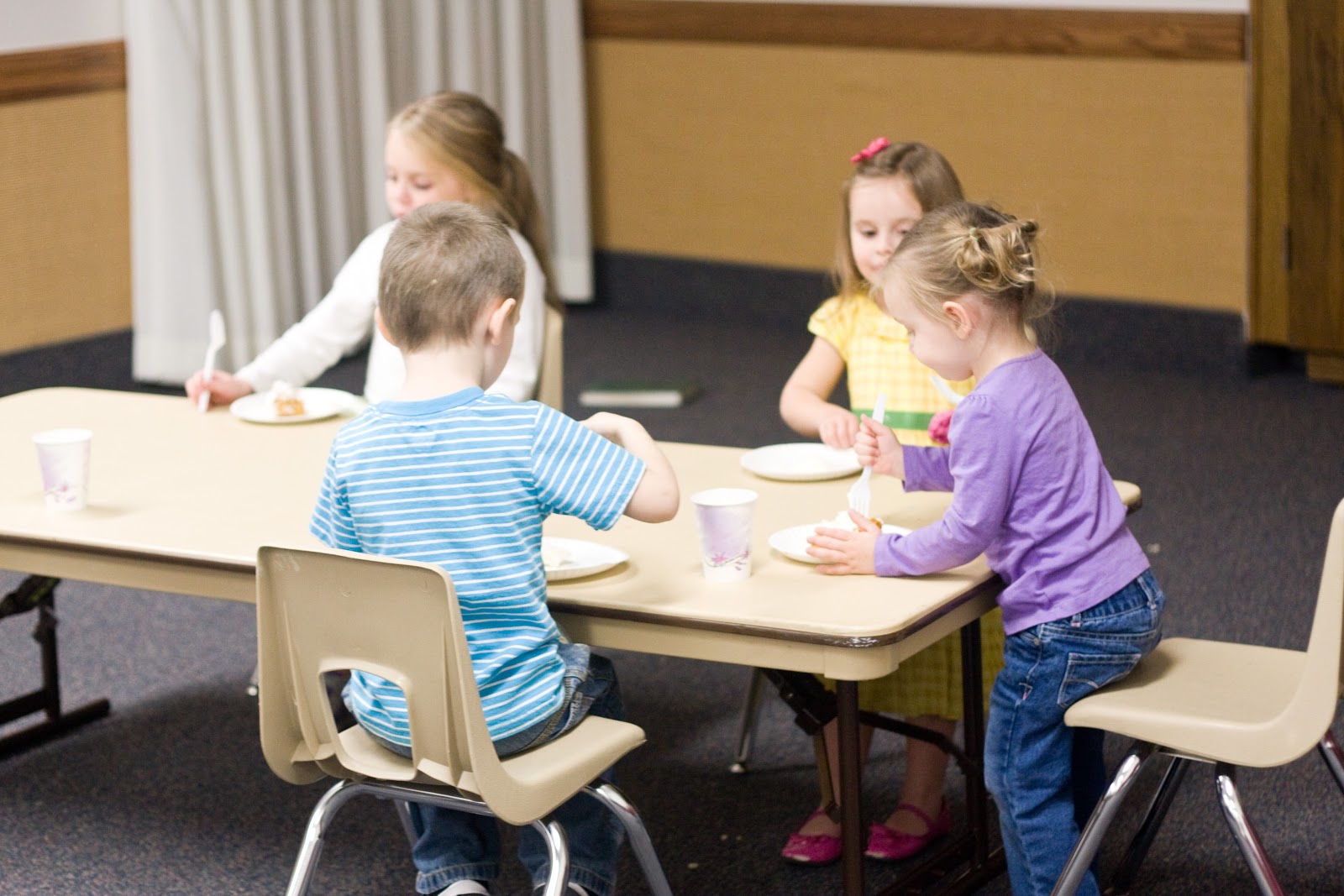 [11.22.12%2520kid%2520table%255B4%255D.jpg]