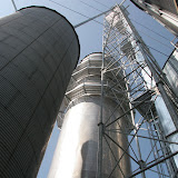 De silo's voor de maiskorrel verwerking. In het midden de droogtoren. Hier wordt het vocht uit de mais gehaald door lucht en temperatuur.