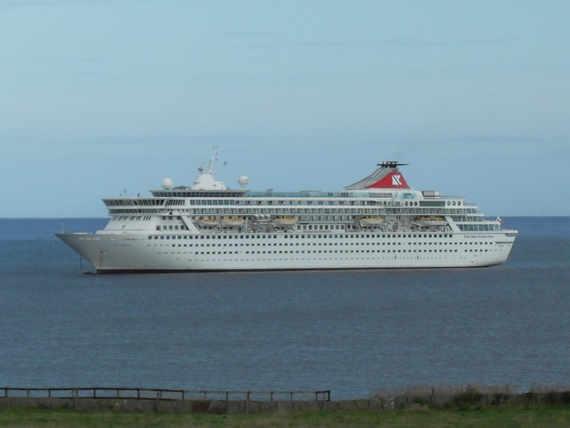 [Cruise%2520boat%2520in%2520Thurso%2520Bay%25201Red%255B4%255D.jpg]
