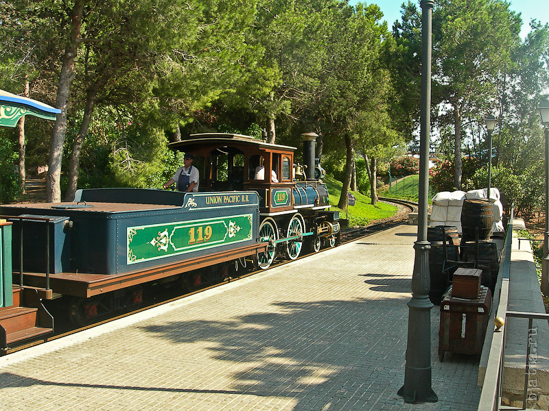 42. Порт Авентура. Port Aventura. Salou. Costa Dorada. Spain. Даже угольная платформа на месте. 42. Порт Авентура. Port Aventura. Salou. Costa Dorada. Spain. Даже угольная платформа на месте.