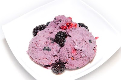 Helado de moras y arándanos