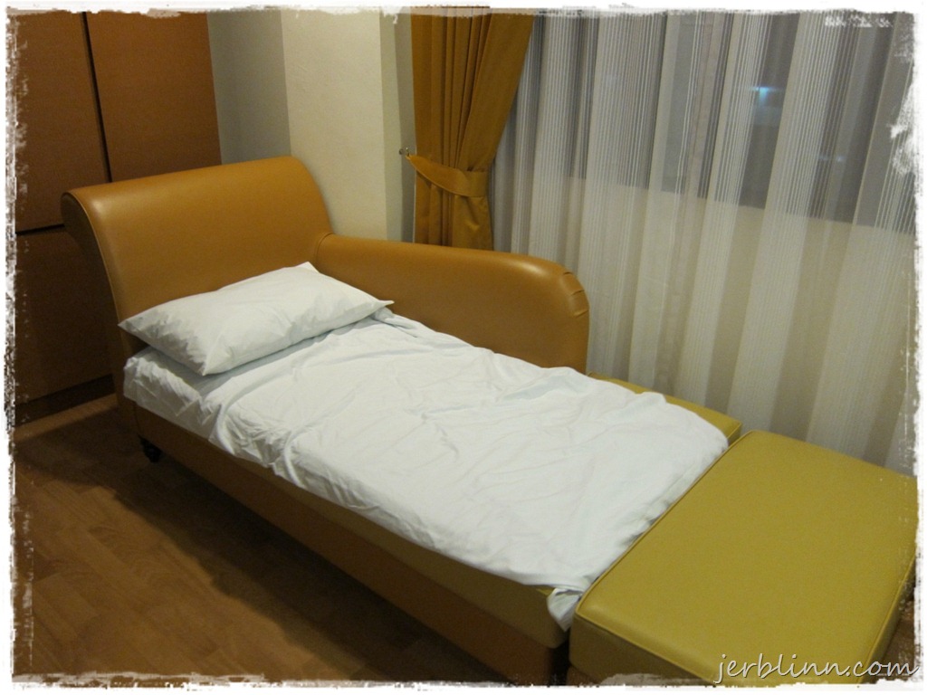 [Hubbys-bed10.jpg]