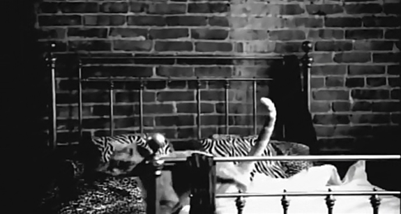 Gimme More [4ª Versão] (Funeral Version).avi_snapshot_00.12_[2013.05.20_17.57.46]