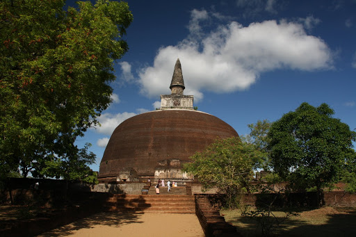 Rankot Vihara - Polonnaruwa's largest dagoba at 54m