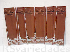 Marcador de livro
    : Simples R$1,20 unid / cento R$100,00.
    : Com pingente de coração e continhas coloridas R$2,40 unid / cento R$220,00.
    : Min. 40 unids para ambas as opções.
    : Medidas - 4x14 cm.
    : Impresso em papel cartão 240 grs.