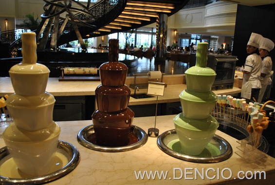 Spiral Buffet White, Dark, and Pistachio Chocolate Fountain