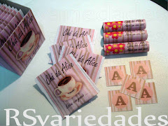 1- Sachê de chá
    : R$1,50 unid (min.40 unids).
    : Cento= R$135,00.
    : Sabores camomila, erva-cidreira ou chá preto.
    : Pode-se optar na escolha de mais de um sabor (min. 20 unids por sabor).
    : Personalização feita através de etiqueta personalizada e não por impressão na embalagem. O sachê já vem com o saquinho dentro.
    : Criamos uma etiqueta personalizada que colamos por cima de um sachê comum que encontramos no supermercado do tipo que já vem lacradinho na lateral.
    : Assim o conteúdo fica preservado. 
    : Caixinha de chá R$2,00 
    
    2- Chocolate Baton
    :R$1,50 unid (min. 40 unids)
    :Pedidos em múltiplos de 20 (40, 60, 80, 100, etc.)
    :Cento: R$135,00
    :Sabores - chocolate branco ou preto (min. de 20 unids para cada sabor).
    :Personalização feita através de etiqueta personalizada e não por impressão na embalagem.
    O produto fica preservado.
    
    3- Tag avulso 
    : R$0,80 unid (min. 50 unids).
    : Medidas - 03x03 cm.
    : Impresso em papel cartão 240 grs.
