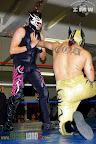 Laberinto giving an arm bar.