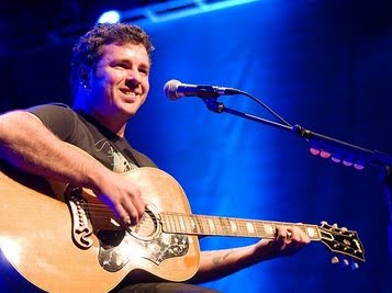 Dia 28, a inconfundível voz de Emmerson Nogueira no Clube Guaxupé